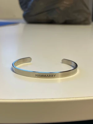 Silvrig armband HAMMARBY gravyr - Vi har ett Uf företag som ska sälja slut på våra varor. Nu säljer vi ut våraråstfria armband i guld eller silver. De finns i lagen Hammarby, AIK & Djurgården. På mitt konto finns de andra typerna av armband. Ställ gärna frågor om mått med mera.🥰