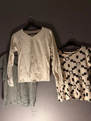 Vit v-ringad topp från KappAhl - Vit långärmad topp från KappAhl i mjukt material. Toppen har v-ringning och ribbade muddar vid ärmslut och nederkant. Enkel och stilren design som passar till många olika looks.