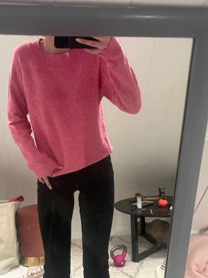 Rosa stickad tröja från Vero Moda - Mysig rosa stickad tröja från Vero Moda. Lite nopprig