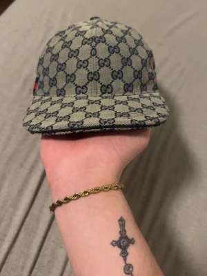 Gucci navy keps - Hej, säljer en Gucci navy keps i storlek L den är rätt så ny så inga defekt med den.