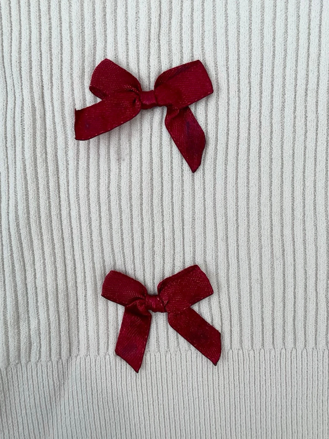 Vit ribbad topp med röda rosetter - 2