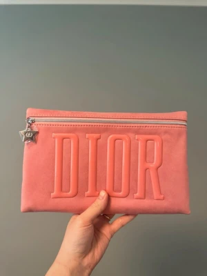 Rosa clutch från Dior beauty, sminkväska  - Makeup bag, gift from Christian dior beauty Great to use as a pouch or hand bag.  27*17 *3cm