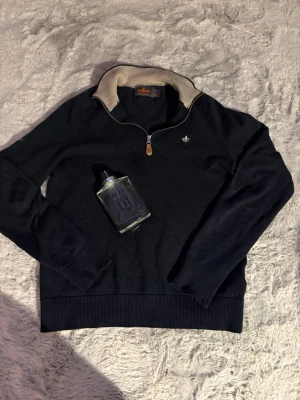 Morris tröja  - En mörkblå Morris tröja i storlek 140cm. Mycket bra skick och inga defekter eller liknande. Nypris 1399kr vårt pris 179