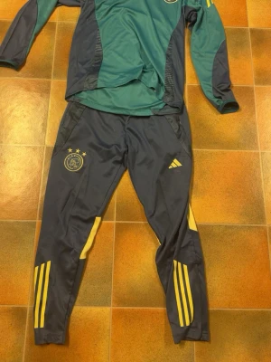 Grå och turkosblå Ajax dress - Grå och turkosblå Ajax dress i storlek S. Den är knappt använd. Pris kan diskuteras!