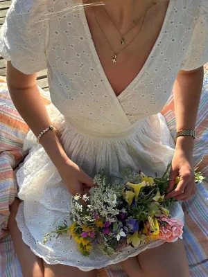 Vit min klänning /Student klänning/ Midsommarklänning  - Säljer min så fina mini klänning som jag köpte i Kroatien.😍 Med spets och volanger. Perfekt till midsommar eller STUDENTEN!💕✨ Strlk 32. (Obs se bild 7, solkräms fläck dock inget man tänker på och går säkert bort med typ vanish). Pga fläck kan pris diskuteras.😊