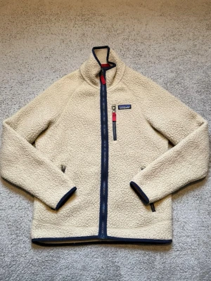 Patagonia fleecejacka - Säljer nu en ytterligare Patagonia fleecejacka i storlek S. Skicket är mycket bra, som nytt! Riktigt eftertraktad och perfekt till våren. Hör av er vid frågor!🙌