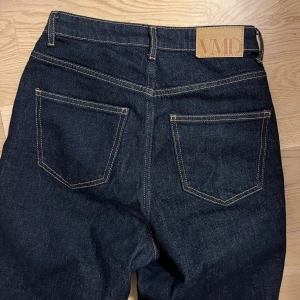 Raka jeans Vero Moda - Supertrendiga jeans i snygg marinblå färg 💙 Räcker lite över foten på mig, jag är 167 cm:) använd få gånger