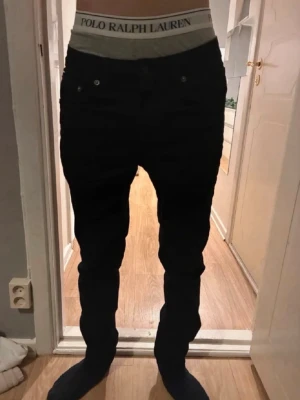 Svarta jeans  - Säljer ett par svarta jeans från lager 157 med klassisk rak passform. Perfekta till en avslappnad men ändå stilren look. Materialet känns slitstarkt och bekvämt.