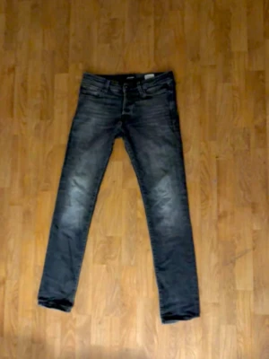 Svarta slim fit jack&jones jeans  - Snygga mörkblå slim fit jack&jones jeans och klassisk femficksdesign. Jeansen har en något tvättad look och raka ben. Perfekta för dig som gillar en avslappnad men ändå stilren stil. Aldrig användna.
