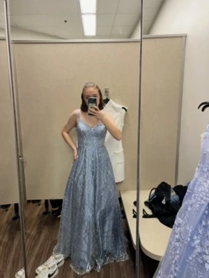 Ljusblå glittrig balklänning - Säljer en ljusblå långklänning med glittriga detaljer och smala axelband. Klänningen har v-ringning och ett elegant fall. Perfekt för speciella tillfällen och ger en riktigt magisk känsla. Jag hade den under 9ans bal men endast använd en gång! Köpt i usa så riktig prim känsla 