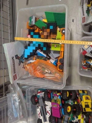 Stora lådor med LEGO och Minecraftdelar - Två stora plastlådor fyllda med LEGO-bitar, inklusive Minecraft-delar, fordon, hjul och bygginstruktioner. Färgerna är blandade med mycket blått, grönt, orange och svart. Perfekt för dig som gillar att bygga egna kreationer eller vill komplettera din samling. Måste sälja allt snabbt eftersom mitt lager måste tömmas. Priset är inte fast!!!