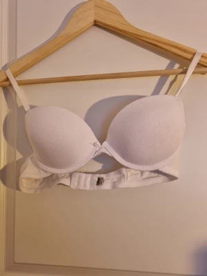 Push up bh - Säljer denna bh med skjusterbara axelband. Den har en liten push up effekt. Förekommer ej defekter!