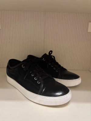 Lanvin cap toe  - Svarta lanvin cap toe, storlek 43. Bara att höra av sig vid minsta fundering! Priset är inte hugget i sten 