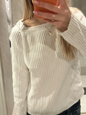 Tröja  - Långärmad tröja med knapp och nästan aldrig använd som sitter egentligen som storlek S/M