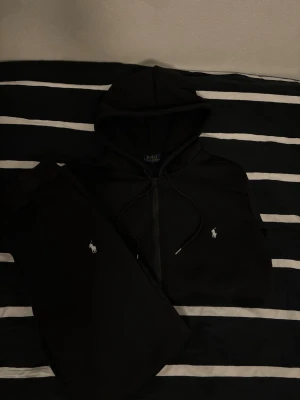 Svart Hoodie och byxor från Polo Ralph lauren - Bara testad på, i nyskick. Inga defekter, hör av dig om du har några frågor. Kan gå ner till 400 vid snabb affär behöver få såldt snabbt