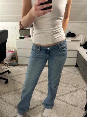 Scandi tall low waist straight jeans  - Säljer ett par ljusblå jeans från Gina Tricot med rak passform och klassisk femficksdesign. Jeansen har låg midja. I bra skick långa på mig som är 177!🤗 lite små i storleken passar mig som brukar ha 40 