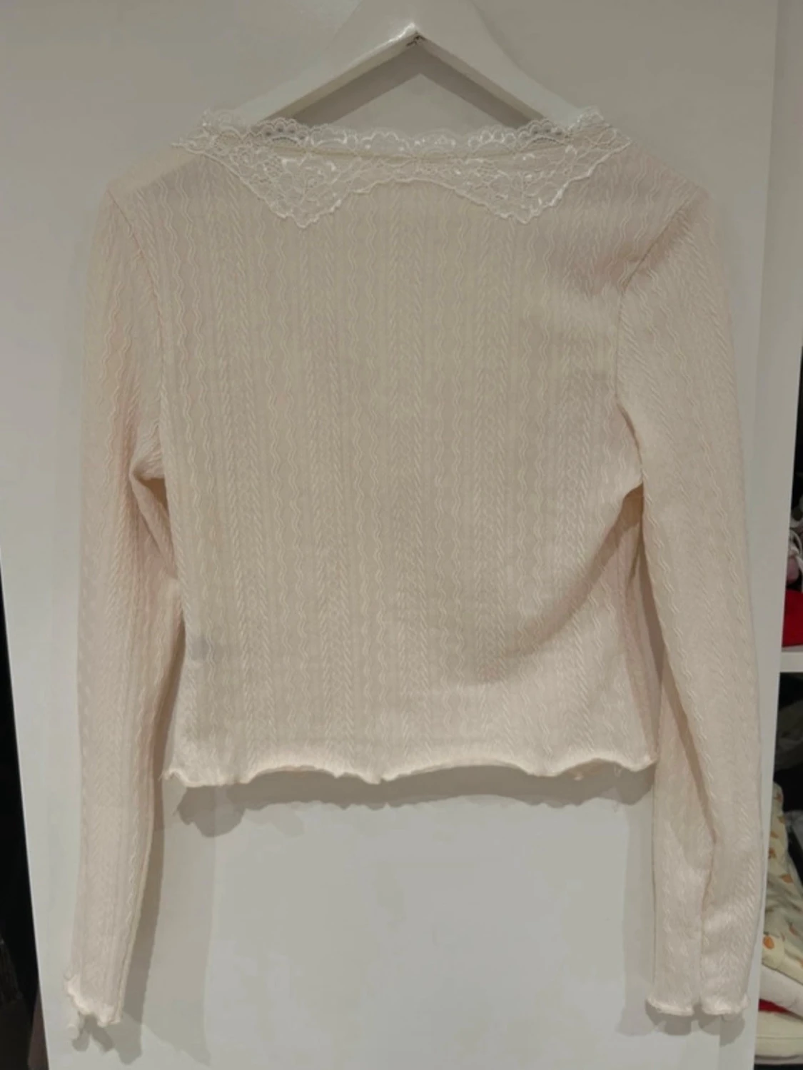 Vit spetsdetaljerad långärmad topp - 1