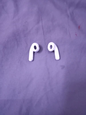 Airpods 3 skal till kommer - Airpods hörlurar med stilren design och rundade former. Hörlurarna har en klassisk look med svarta detaljer och passar perfekt för musik, poddar och samtal. Smidig och lätt modell som är enkel att ta med sig överallt.