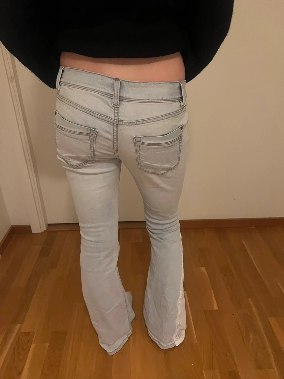 Ljusblå bootcut jeans med spetsdetalj - 3