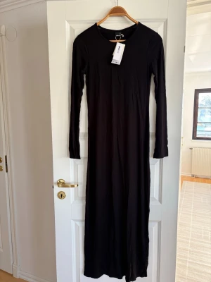Svart långklänning M oanvänd  - Storlek M 