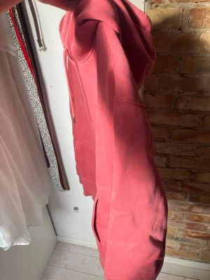 Hoodie från J.Lindeberg - Säljer en snygg hoodie från J.Lindeberg med broderad logga på bröstet. Hoodien har en klassisk känguruficka, ribbade muddar och justerbar huva med dragsko. Perfekt för dig som vill ha en stilren och bekväm look.