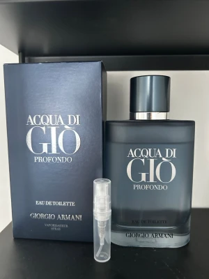 Acqua di Giò Profondo Eau de Toilette 2ml - Acqua di Giò Profondo från Giorgio Armani är en elegant parfym i en stilren, matt mörkblå glasflaska med silverdetaljer och matchande blå kork. Doften är fräsch och marin, perfekt för dig som gillar exklusiva och moderna parfymer. Säljer 2ml för pris kan duskuteras