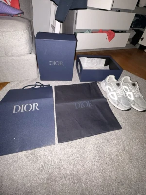 Gråa Dior b30 skor - Helt oanvända dior b30 skor, storlek 42