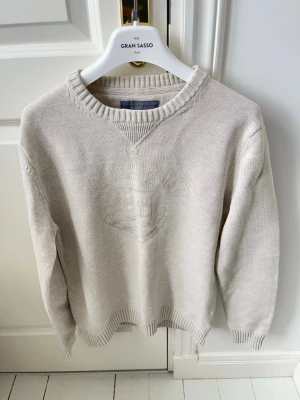 Morris tröja beige  - En extremt clean Morris tröja, Inga defekter! Modellen i bilderna är 180 cm 75 kg och bär Storlek M.  Kom med frågor! 🌟 (Kan gå ned i pris vid köp av paket 😉) 