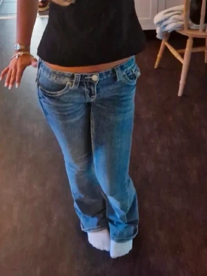 True Religion jeans - Säljer ett par jeans från true religion i modellen joey! De är i bra skick utöver de slitningarna vid hälarna(dock syns de inte när man har på sig jeansen). Skitsnygga jenas, skriv om frågor💕