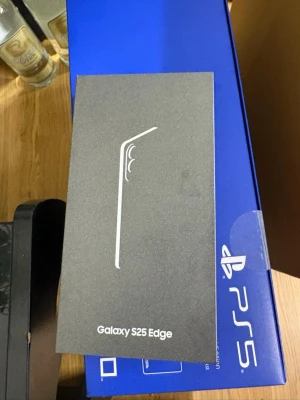 Samsung Galaxy S25 Edge silver - Snygg Samsung Galaxy S25 Edge i silver med stilren design och två kameror på baksidan. Telefonen har en modern, slimmad form och bakstycke i glas eller metall. Perfekt för dig som vill ha en mobil med premiumkänsla och cool look. nypris ca 12/13tusen endast öppnad ifrån förpackning aldrig använd