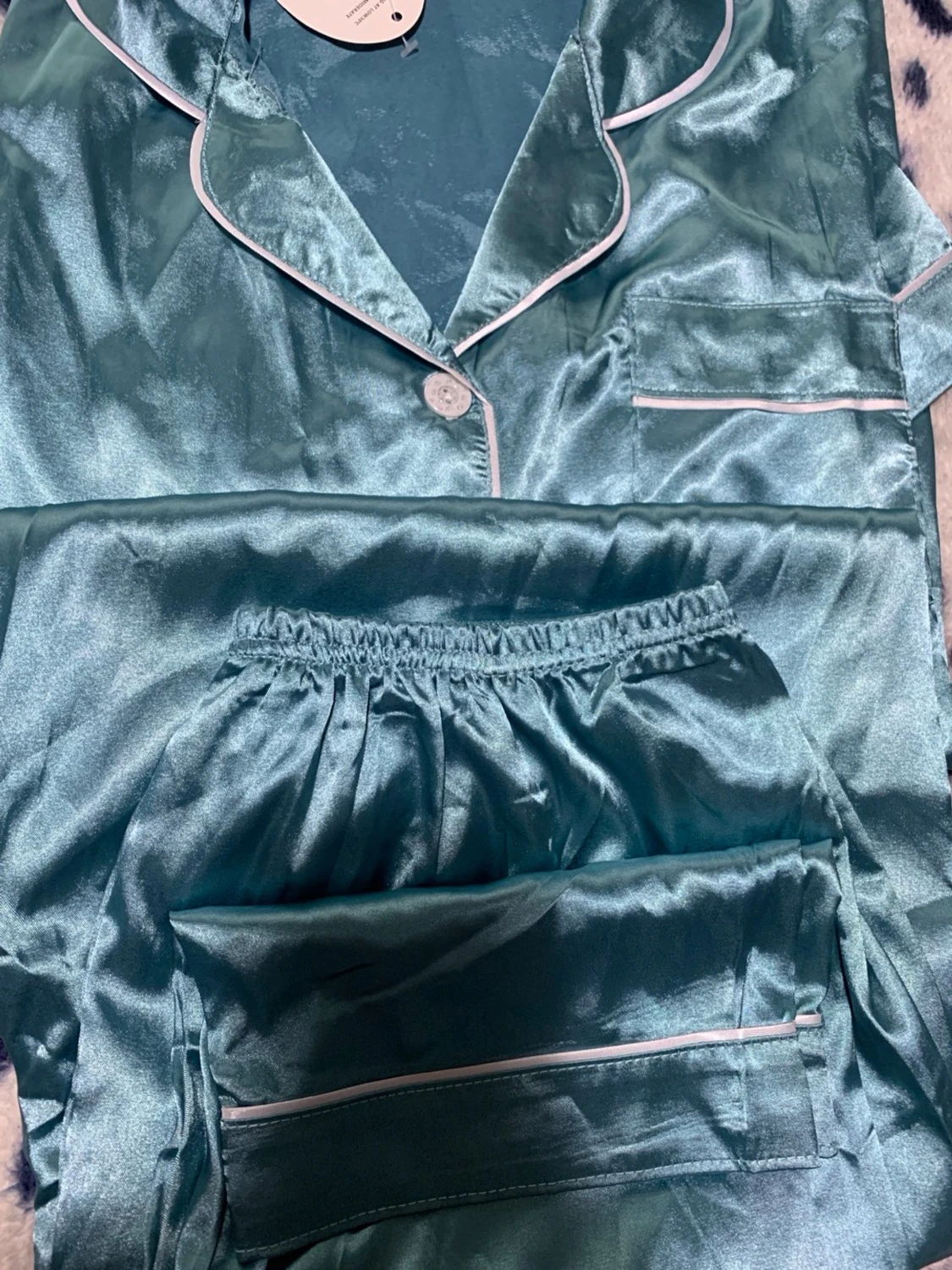 Turkos satinpyjamas med vita detaljer - 1