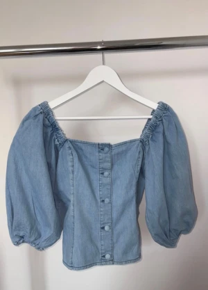 Trendig jeans blud  - Trendig blå offshoulder topp från H&M i storlek s