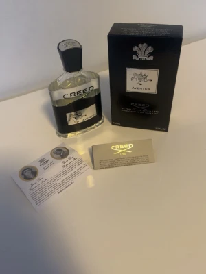 Creed Aventus  100ml - Helt ny. Creed Aventus Eau de Parfum i 100 ml flaska. Flaskan är genomskinlig med svart etikett och silverdetaljer, och har en elegant svart kork. Kommer med originalförpackning och certifikat. En ikonisk doft med lyxig känsla och exklusiv design. Använd bara 1-2 sprut, säljer eftersom jag föredrar söta dofter.