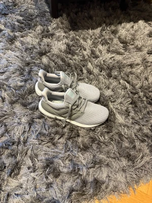 Ultra boost  - Tjenare, säljer dessa identiska adidas ultra boost reps. Skicket är typ nytt fick de i present men de var lite små. Ifall du har några frågor är de bara skriva👍