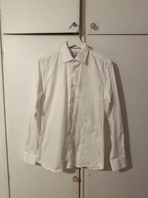 Bläck skjorta  - En jätte fin Bläck skjorat som är använd en gång sitter normalt i storleken samt inga defekter på den