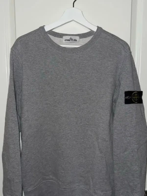 Grå sweatshirt från Stone Island - Grå sweatshirt från Stone Island i bra skick. 