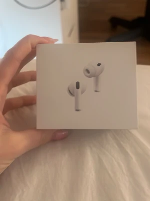 Apple AirPods Pro 3 med USB-C - Säljer ett par vita Apple AirPods Pro 3 med USB-C. Trådlösa in-ear hörlurar med laddningsetui och flera silikonpluggar för bästa passform. Snygg och stilren design i plast, perfekt för dig som vill ha grymt ljud och smidig anslutning till Apple-enheter.Helt nya och oöppnade. Nypris : 2989