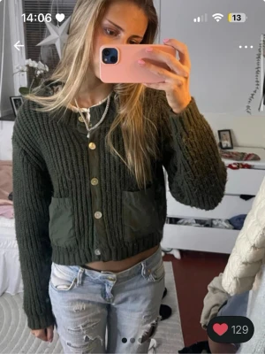 Populär kofta från zara  - Jätte söt kofta från Zara som inte säljs längre, OBS första bilden är lånad! Knappt använd super skick🤗 skriv om ni har frågor eller vill ha fler bilder☺️💞🥰