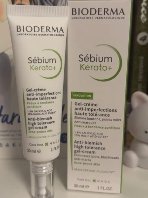Bioderma Sébium Kerato+ gel-crème - Bioderma Sébium Kerato+ är en vit gel-crème för ansiktet, speciellt framtagen för aknebenägen hud. Innehåller 1,8% salicylsyra och 10% malic acid ester. Tuben rymmer 30 ml och har en praktisk applikator. Passar både vuxna och tonåringar. Är oöppnat 🫰 