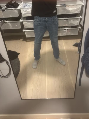 Replay jeans - Tjenare, säljer nu mina replay jeans k storlek: 30-30 men skulle säga att de krympt lite nästan 29/28:30 | färg :🔵| pris: 299kr | priset är ej hugget i 🪨, hör av er vid minsta lilla fundering så svarar jag så snabbt jag kan! Tack på förhand!