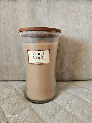 Wood Craft doftljus Pepparkaka - Stilrent doftljus från Wood Craft med doft av pepparkaka. Ljusbrunt vax i glasbehållare med trälock och träveke. Perfekt för att skapa mysig stämning hemma med en varm och kryddig doft.