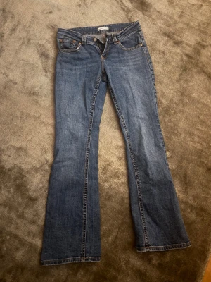 Gina tricot y2k jeans - Säljer mina bootcut jeans från Gina då dom är för stora för mig och därav inte används. Storlek 38 Köptes för 499kr/säljs för 130kr