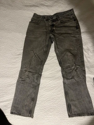 Ljus Gråa Zara Jeans - Gråa regular fit Zara jeans storlek 46
