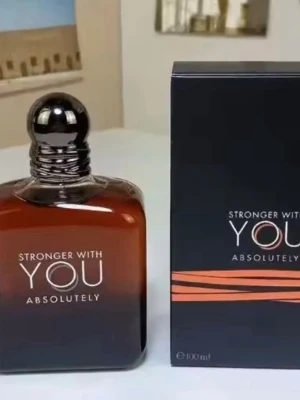 Stronger With You Absolutely parfym - Stronger With You Absolutely från Emporio Armani är en elegant parfym i en mörkbrun glasflaska med rundad form och metallisk kork. Doften är intensiv och modern, perfekt för dig som vill sticka ut. Flaskan rymmer 100 ml och har en stilren design med vita bokstäver. Jag säljer den på grund har så många parfymer! Först till kvarn