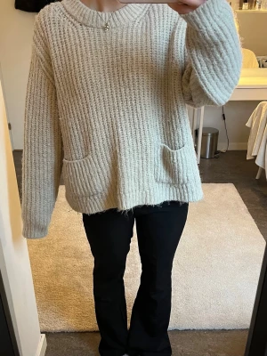 Beige oversized stickad tröja - Beige stickad tröja från zara i storlek s. Oversized modell med två fickor. Skriv gärna om frågor finns.💞