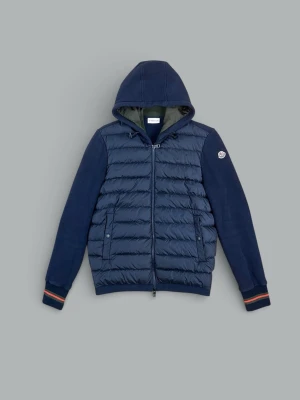 Moncler Maglia Cardigan Jacka Mörkblå - • The garment has been gently used and is in very good condition  • Size: Small  • Color: Navy  • Retail price: 10.000+ SEK  Modellen är 175cm & 79kg (bild 3) och jackan sitter lite tajt 