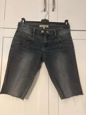 långa shorts - köpta utomlands, säljer pga. för små för mig! sömmen har börjat gå upp (se bild 4) men det är inget som stör 🙂‍↕️