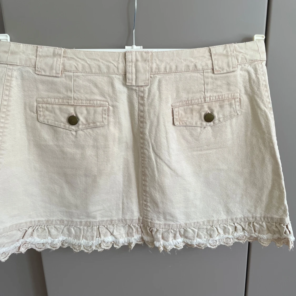 Beige kjol med spetsvolang - 1