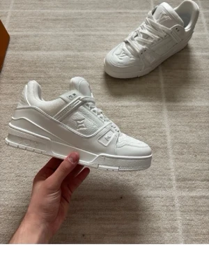L V Vita trainers sneakers  - Tjena säljer dessa riktigt feta vita l v trainers. Helt nya aldrig använda inte ens testade. Storlek 40, passar 41/42. Med följer kvitto, box, dustbags osv. Kontakta gärna!