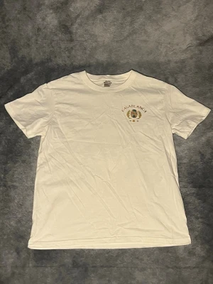Casa Blanca T-shirt - Skick 10/10 - Pris 250kr, om ni är intresserade eller har funderingar skriv gärna t oss! Va snabb att köpa eftersom den säljs snabbt!